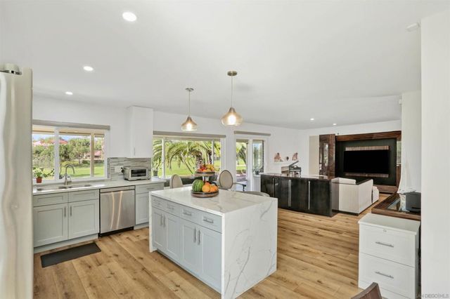 17547 Plaza Karena, San Diego, CA 92128