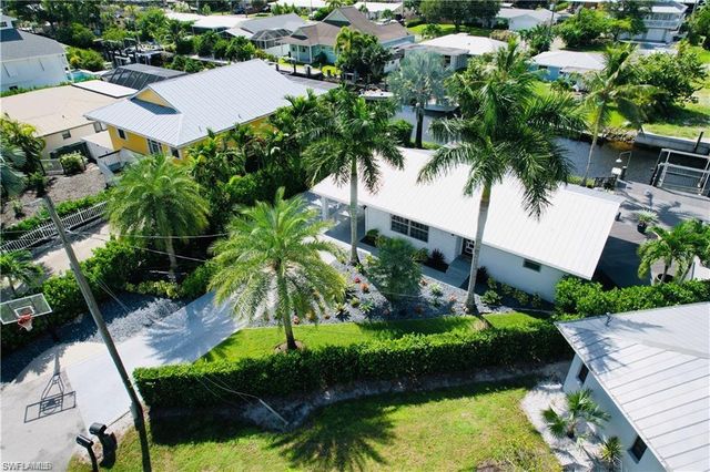 2672 Gulfview DR, Naples, FL 34112