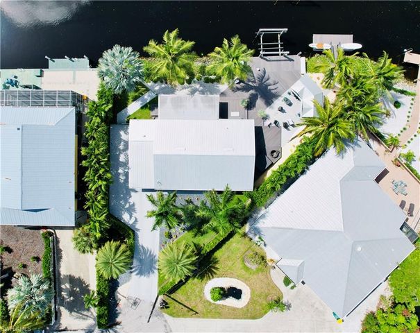 2672 Gulfview DR, Naples, FL 34112