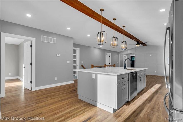 1654 Giddings Road, Pontiac, MI 48340