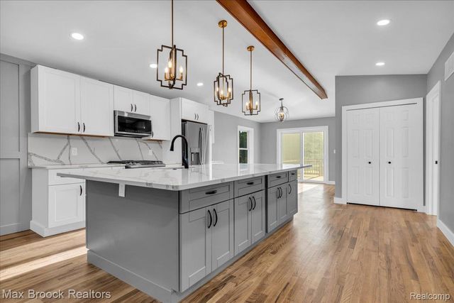 1654 Giddings Road, Pontiac, MI 48340