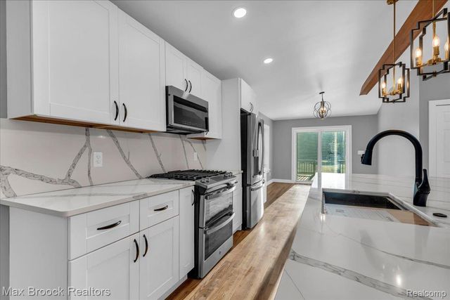 1654 Giddings Road, Pontiac, MI 48340