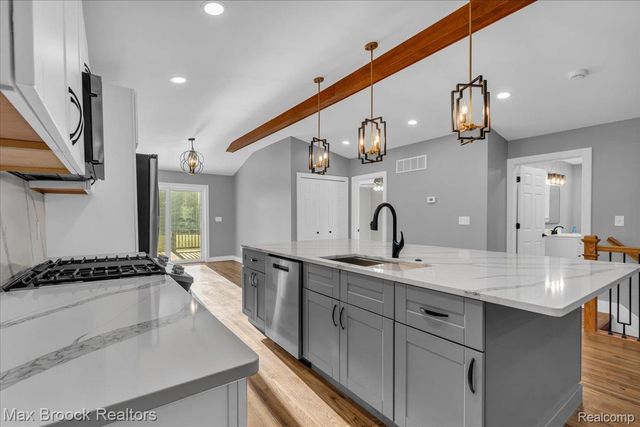 1654 Giddings Road, Pontiac, MI 48340