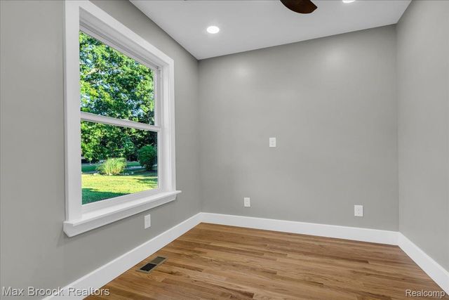 1654 Giddings Road, Pontiac, MI 48340