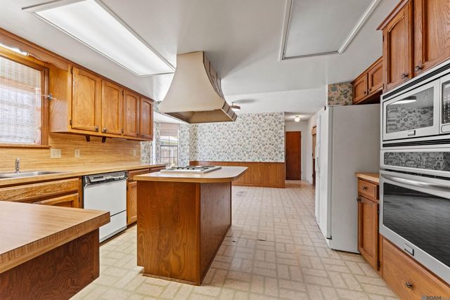 825 Bourbon Ave, Baton Rouge, LA 70808