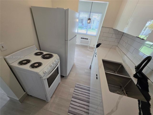 120 NE 10th Ave 3, Hallandale Beach, FL 33009