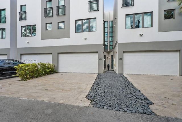606 NE 14th Ave, Fort Lauderdale, FL 33304