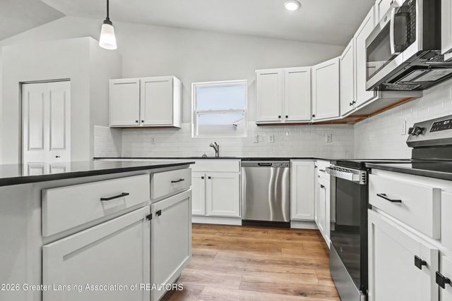 792 Saint Andrews Drive, Eaton Rapids, MI 48827