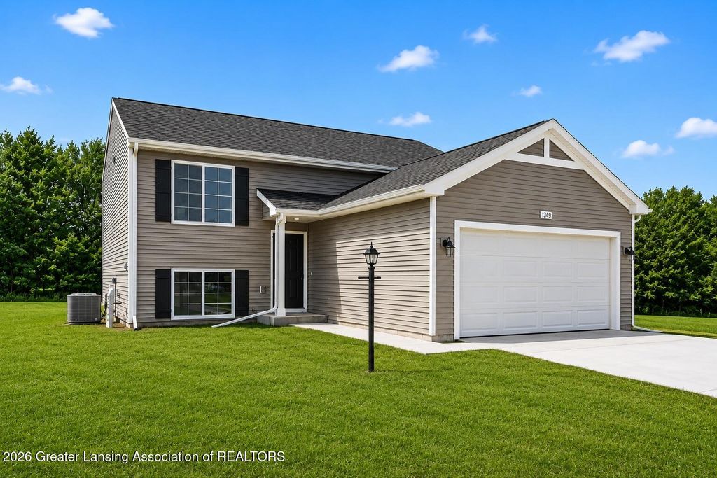 792 Saint Andrews Drive, Eaton Rapids, MI 48827