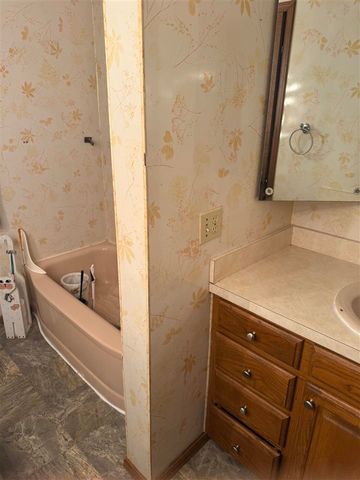 442 Circle Dr, Frederick, OK 73542