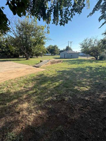 442 Circle Dr, Frederick, OK 73542