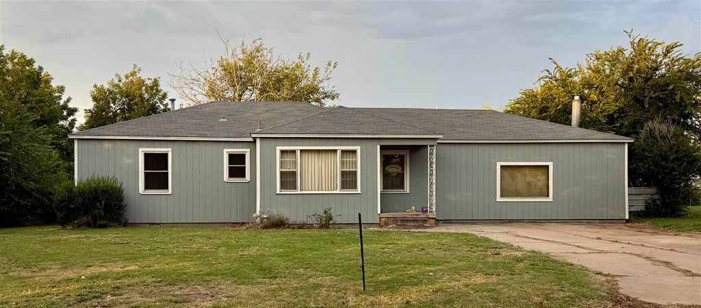 442 Circle Dr, Frederick, OK 73542