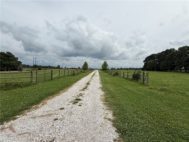10046 Spanker Creek Road, Bentonville, AR 72712