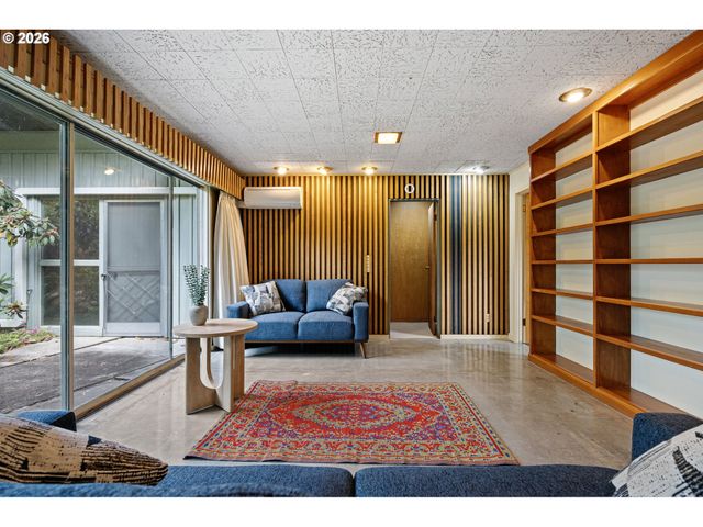 2255 ALDER St, Eugene, OR 97405