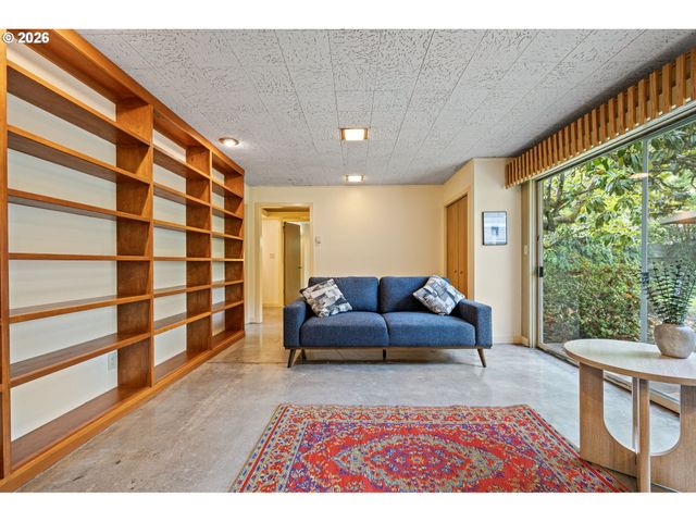 2255 ALDER St, Eugene, OR 97405