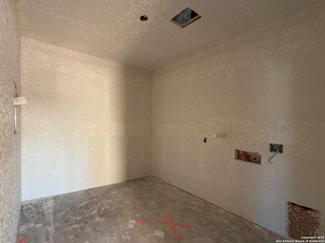 318 Brood Dr, Adkins, TX 78101