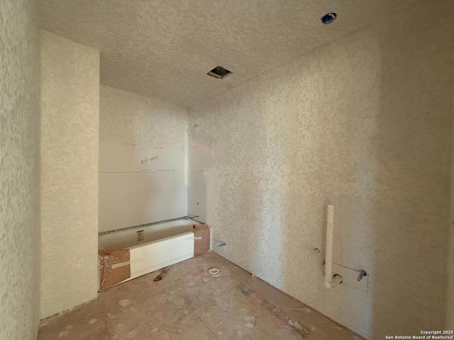 318 Brood Dr, Adkins, TX 78101