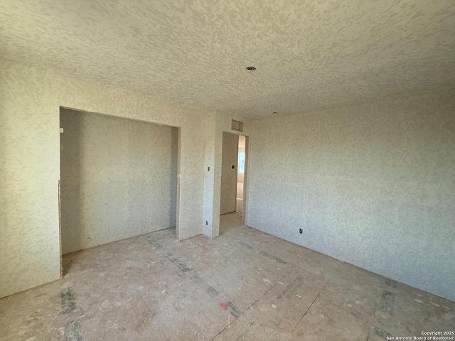 318 Brood Dr, Adkins, TX 78101