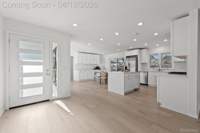 6850 WHITE PINE Drive, Bloomfield Charter Township, MI 48301