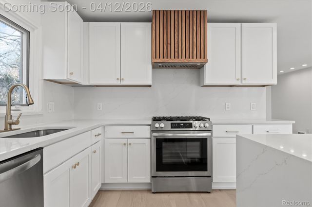 6850 WHITE PINE Drive, Bloomfield Charter Township, MI 48301