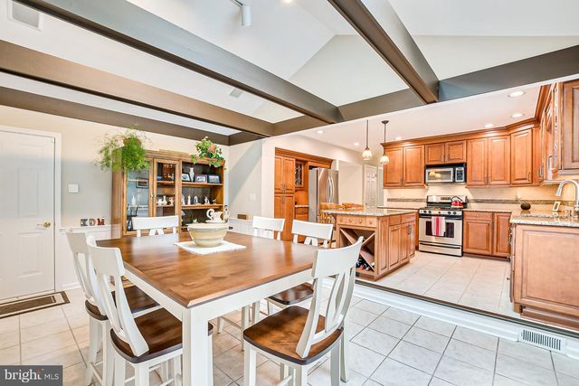 3 CLINTON CT, Kendall Park, NJ 08824