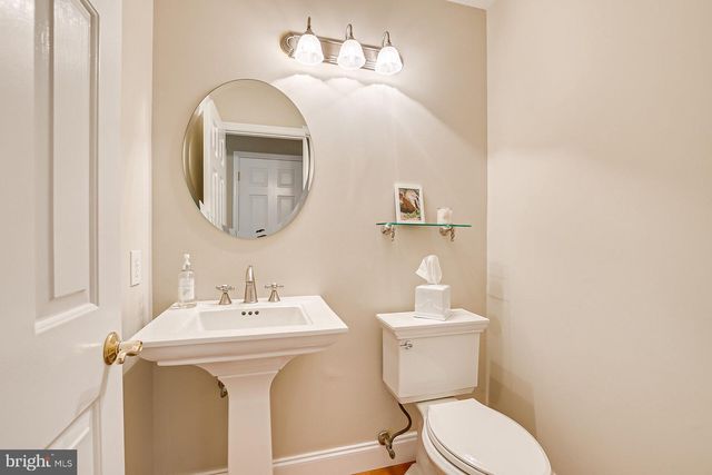 3 CLINTON CT, Kendall Park, NJ 08824