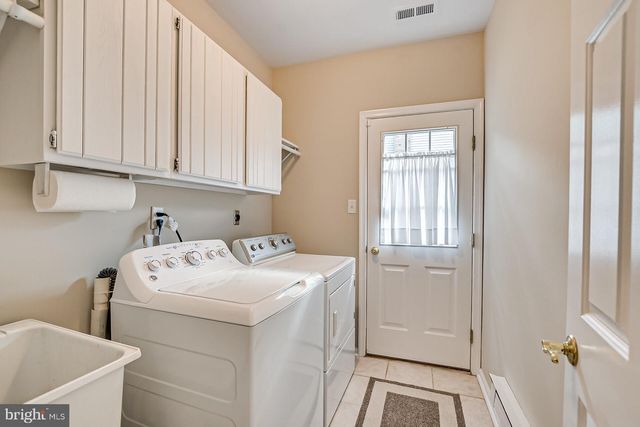 3 CLINTON CT, Kendall Park, NJ 08824