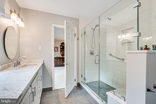 3 CLINTON CT, Kendall Park, NJ 08824