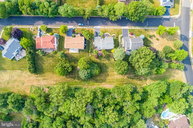 3 CLINTON CT, Kendall Park, NJ 08824