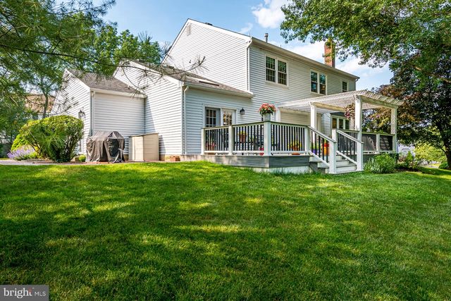 3 CLINTON CT, Kendall Park, NJ 08824