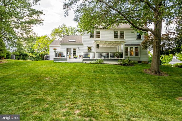 3 CLINTON CT, Kendall Park, NJ 08824