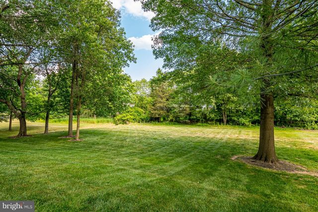 3 CLINTON CT, Kendall Park, NJ 08824