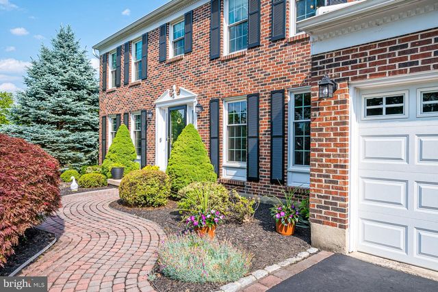 3 CLINTON CT, Kendall Park, NJ 08824