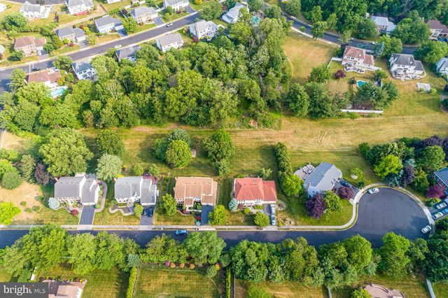 3 CLINTON CT, Kendall Park, NJ 08824