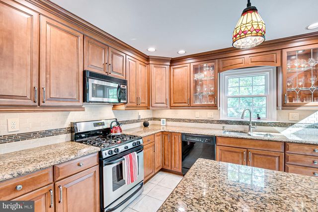 3 CLINTON CT, Kendall Park, NJ 08824