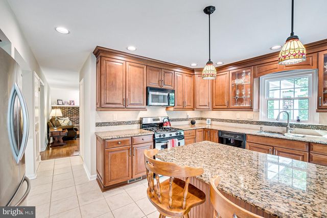 3 CLINTON CT, Kendall Park, NJ 08824