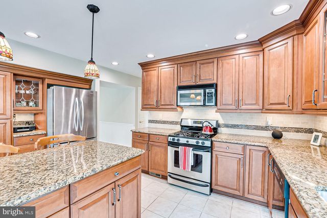 3 CLINTON CT, Kendall Park, NJ 08824