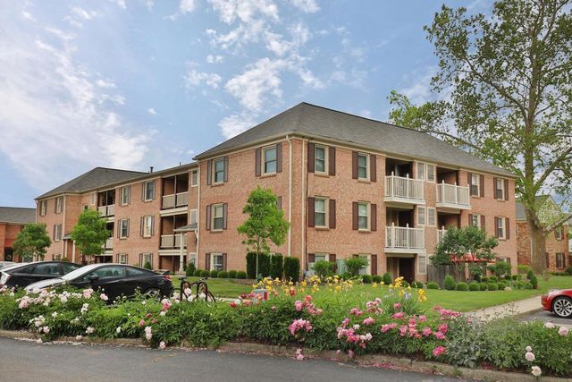 892 Chatham Lane, W, Columbus, OH 43221