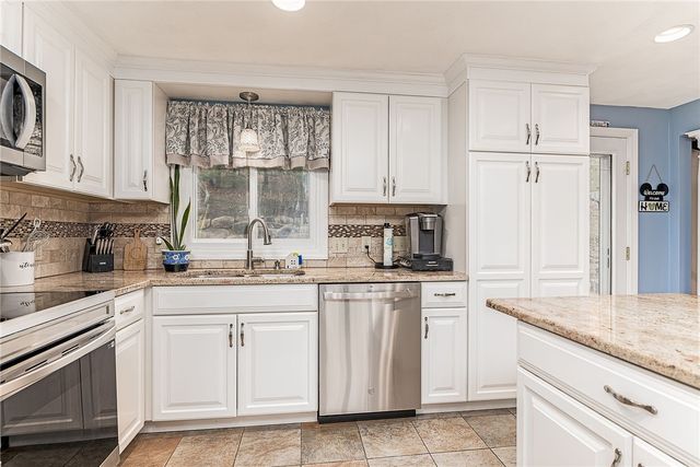 18 Elizabeth Ann Drive, Johnston, RI 02919