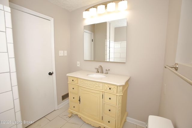 3132 Sunny Ln, Louisville, KY 40205