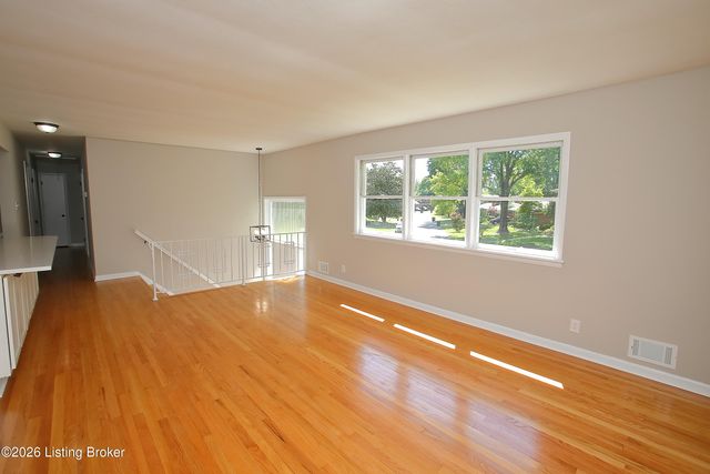 3132 Sunny Ln, Louisville, KY 40205