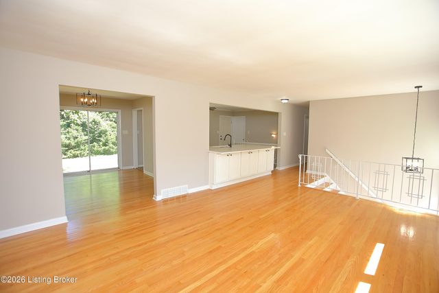 3132 Sunny Ln, Louisville, KY 40205