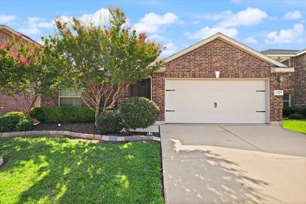 2808 Gardendale Drive, Fort Worth, TX 76120