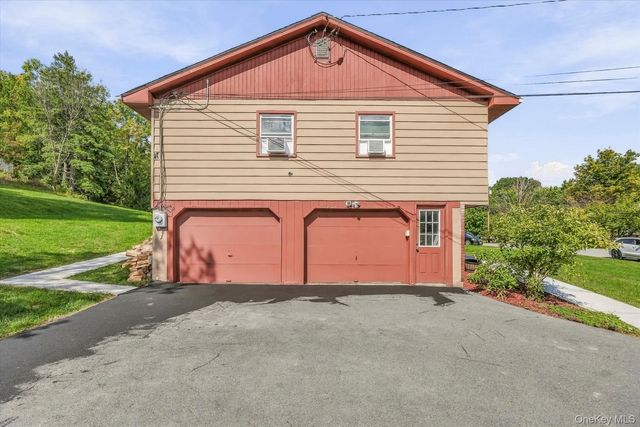 5 Bird Lane, Poughkeepsie, NY 12603