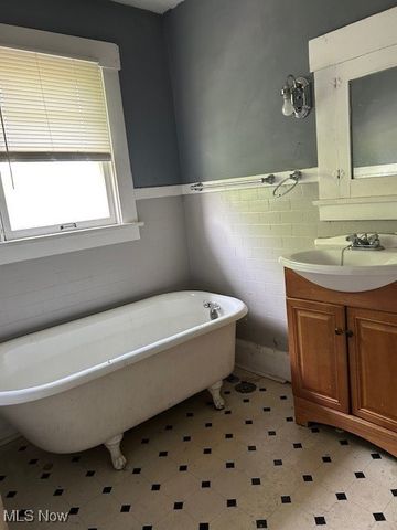 884 E Dewey Avenue, Youngstown, OH 44502