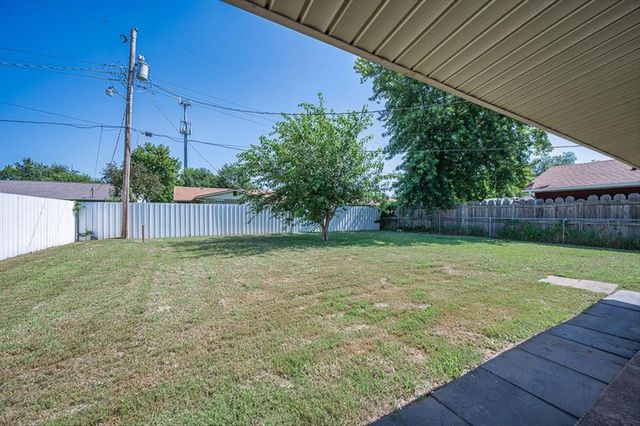 125 SW 6th Street, Moore, OK 73160