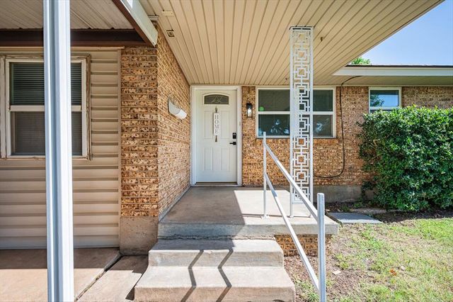 125 SW 6th Street, Moore, OK 73160