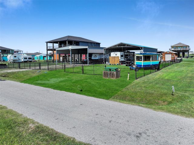 852 S Selwyn, Crystal Beach, TX 77650