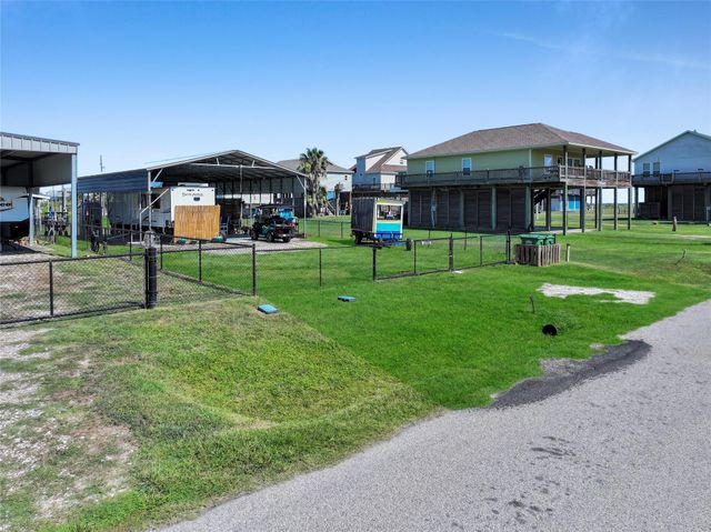 852 S Selwyn, Crystal Beach, TX 77650