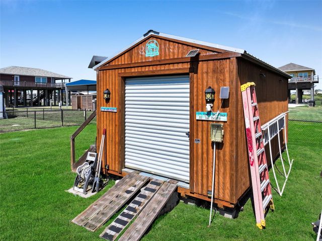 852 S Selwyn, Crystal Beach, TX 77650